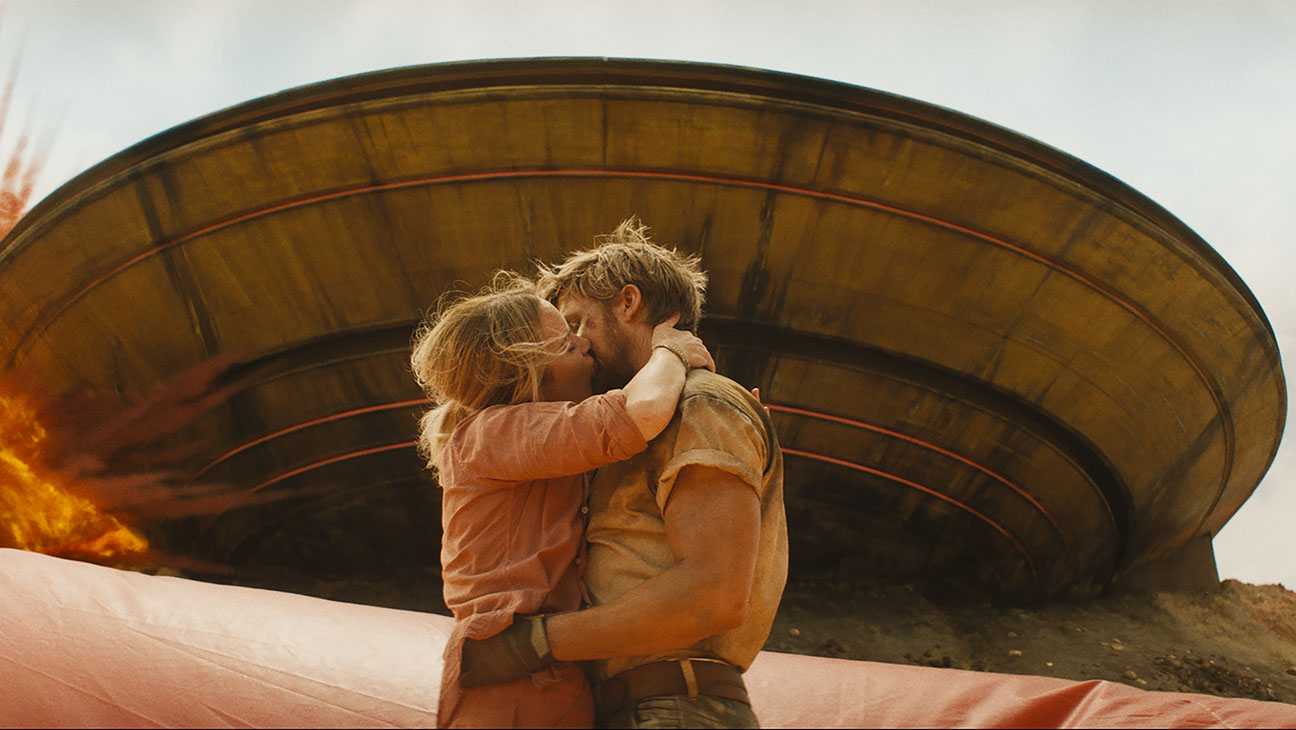Ryan Gosling est Colt Seavers et Emily Blunt est Judy Moreno dans THE FALL GUY