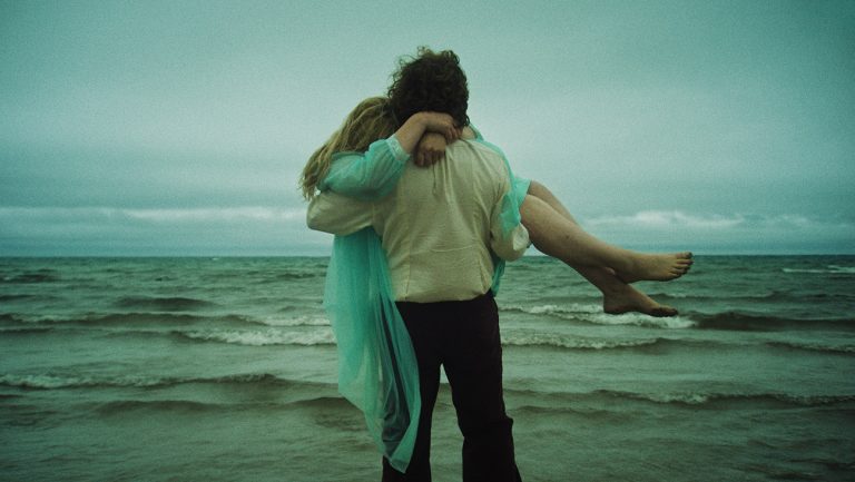 Comment les réalisateurs canadiens qui font un thriller de vengeance ont trouvé de la romance sur le plateau: «L’amour est imprévisible»