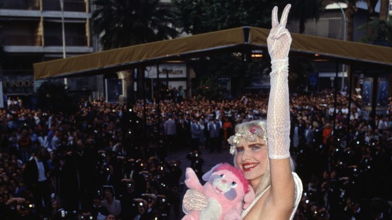 Le tapis rouge de Cannes nude et «volumineux» regarde des années passées qui violeraient le nouveau code vestimentaire