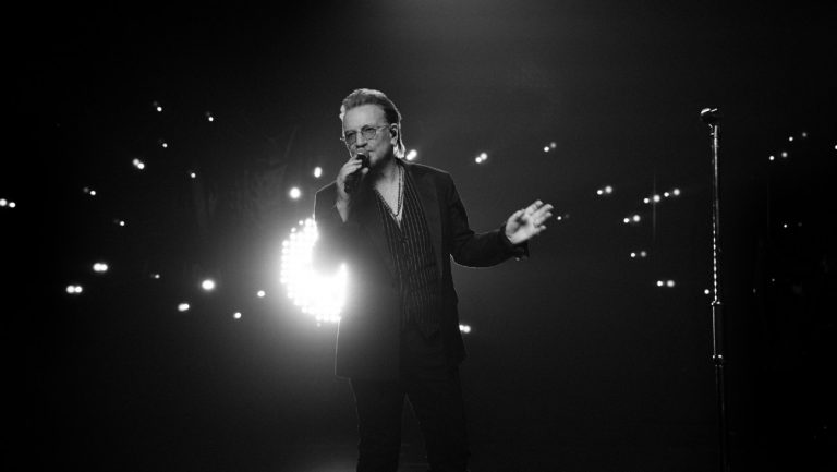 Bono partage des souvenirs émotionnels et effectue des succès U2 dans la bande-annonce «  Histoires de reddition  » d’Apple