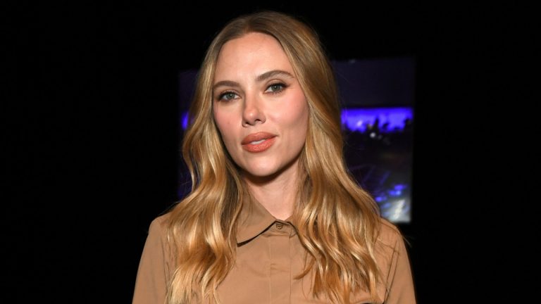 Scarlett Johansson détaille les profondeurs de son fandom de «Jurassic Park», de se lancer à Steven Spielberg à l’organisation de la projection pour Avengers Cast