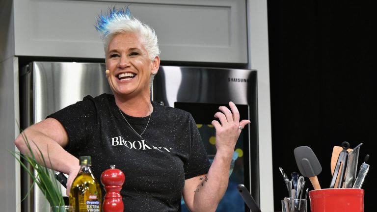 Food Network to Air Anne Burrell Tribute – Voici comment regarder en ligne gratuitement sans câble