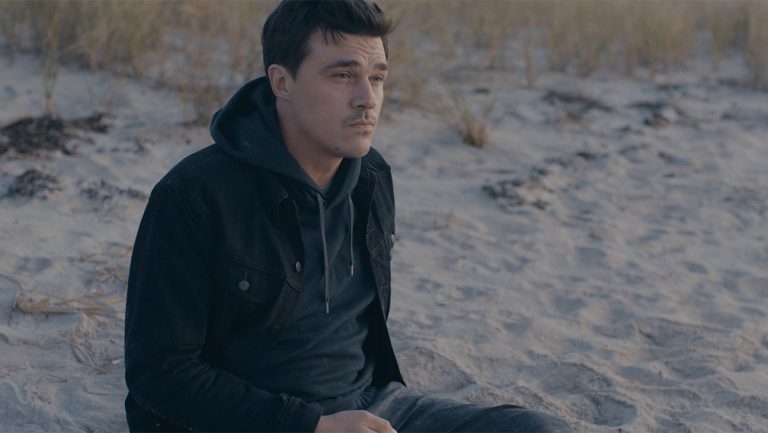 Revue de ‘Westhampton’: le charisme de Finn Wittrock ne peut pas vraiment sauver cette étude de personnage mince sur un cinéaste qui compte avec son passé