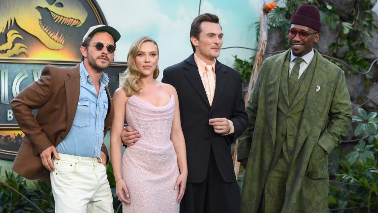 Scarlett Johansson, Jonathan Bailey et «  Jurassic World Rebirth  » ont jeté Stump London lors de la première mondiale