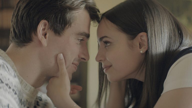 Sofia Carson et Corey Mylchreest tombent amoureux à l’étranger dans la bande-annonce de «My Oxford Year»