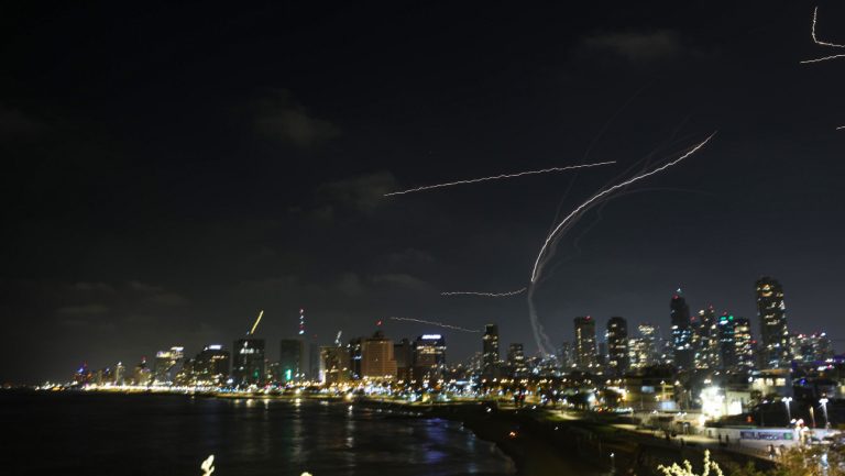 Trey Yingst de Fox News cherche une couverture dans Tel Aviv Missile Barrage lors de la diffusion en direct: «Time To Go»