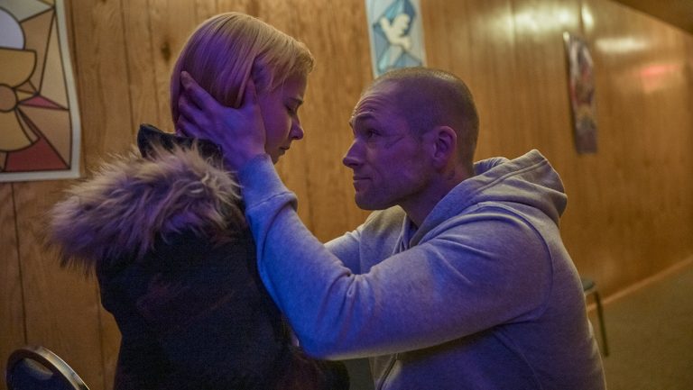 «  Elle monte le fusil de chasse  »: un taron Egerton féroce ancre un drame criminel trop familier mais finalement émouvant