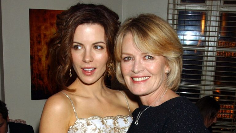 Kate Beckinsale annonce la mort de sa mère, l’actrice britannique Judy Loe, à 78 ans: «Je suis paralysé»