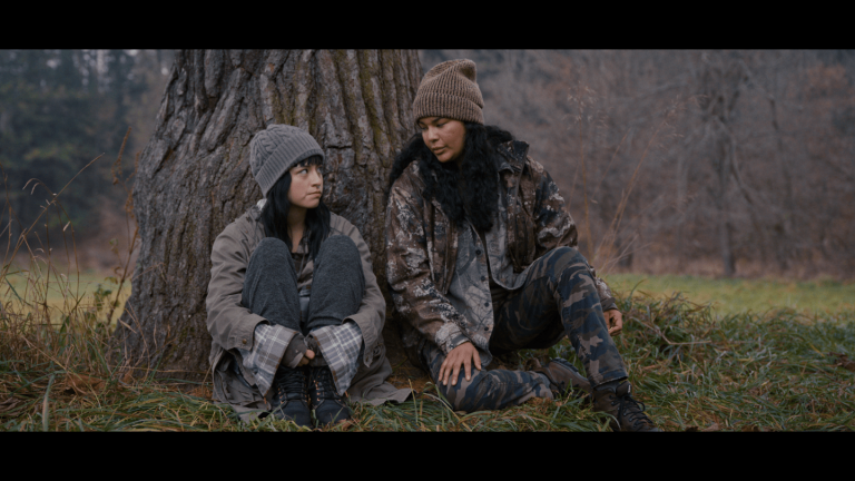 Toronto: Deux femmes autochtones fuisent un flic prédateur, la chasse à l’homme tendue dans la bande-annonce de «Nika & Madison» (exclusive)
