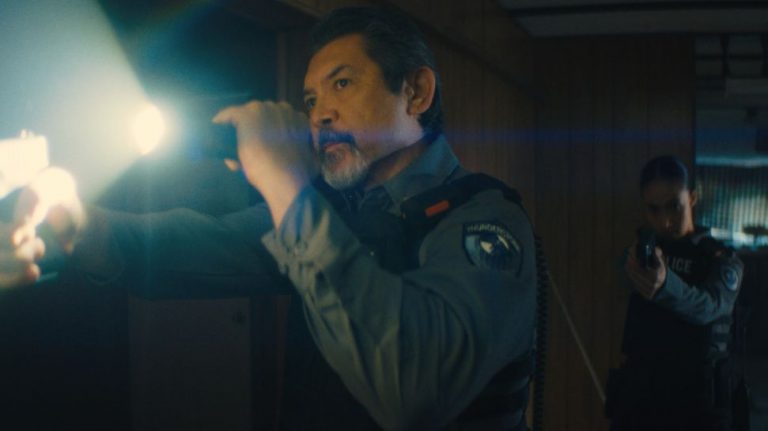 Revue de «maintien silencieux»: un stellaire Lou Diamond Phillips aide les clichés de genre à transcender la police