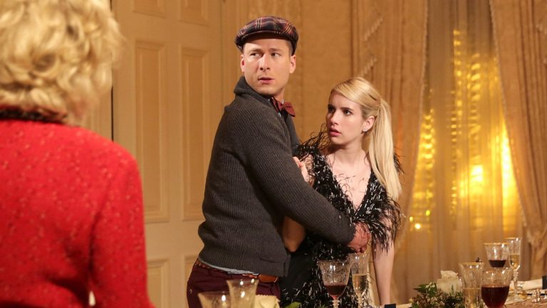 Le co-créateur de «  Scream Queens  » Muse sur la relance de la série d’horreur, parle maintenant de la renommée de Glen Powell « Movie Star »