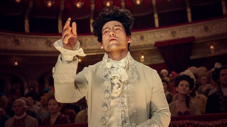 Will Sharpe est Mozart et Paul Bettany un compositeur de la cour envieux en premier regard sur «  Amadeus  » de Sky