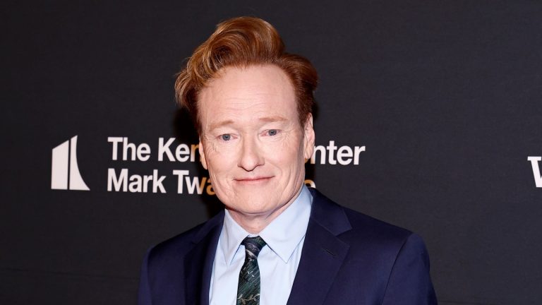 Conan O’Brien dit que la télévision en fin de soirée « va disparaître » mais « des gens comme Stephen Colbert sont trop talentueux et trop essentiels pour partir »