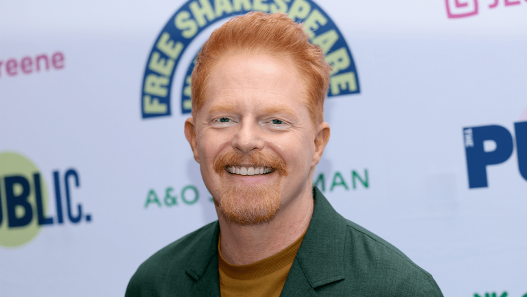 Jesse Tyler Ferguson sur la pression qu’il ressentait avec un rôle gay sur la «famille moderne»: «Pas de façon de plaire» à tout le monde