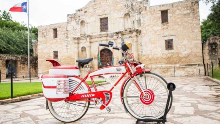 Le vélo de Pee-Wee fait ses débuts à l’Alamo à l’occasion du 40e anniversaire de «Big Adventure»