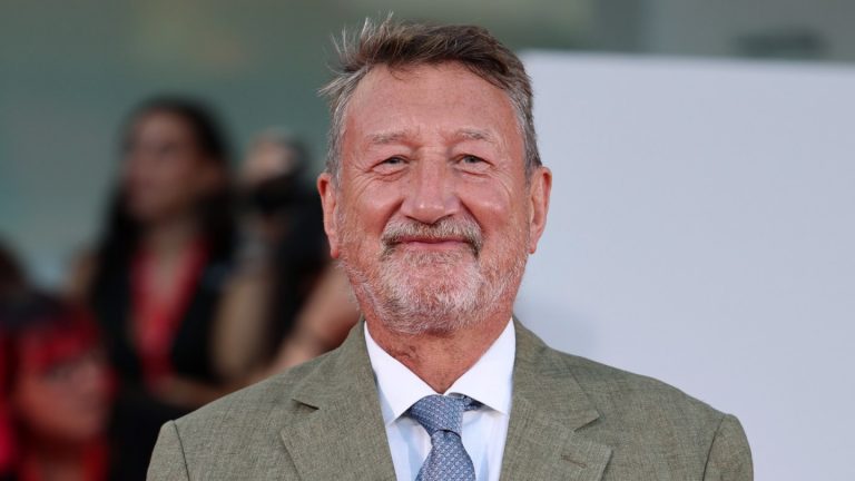 L’écrivain Steven Knight taquine ses plans pour James Bond d’Amazon: « Mieux, plus fort et plus audacieux »