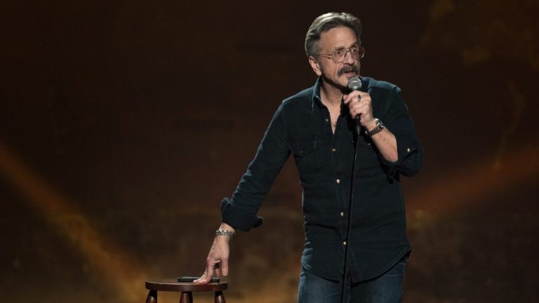 Marc Maron plaisante en train de «ne pas avoir peur de mourir» tant que cette chanson de Taylor Swift joue