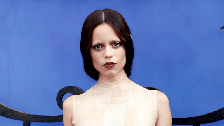 Pourquoi Jenna Ortega dit «il est plus difficile de trouver un sentiment de soi» au milieu des médias sociaux