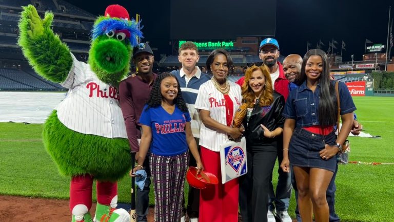 Quinta Brunson et «  Abbott Elementary  » Cast Film Season 5 Episode lors du jeu Phillies