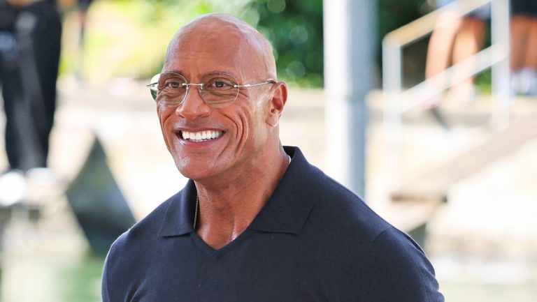 Dwayne Johnson se fait étouffer pour discuter de «The Smashing Machine» à Venise: «Cette transformation était quelque chose que j’avais vraiment faim de faire»