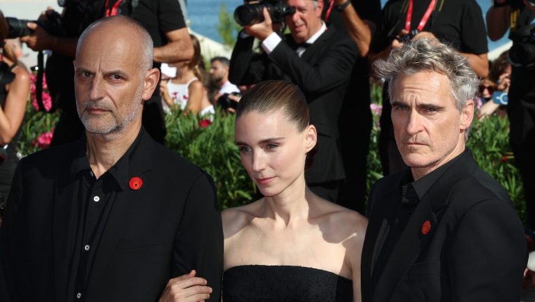 Joaquin Phoenix, Rooney Mara Walk Venice Red Carpet pour soutenir le drame de Gaza «The Voice of Hind Rajab»