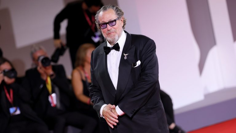 La grande balançoire de Julian Schnabel ‘dans la main de Dante’ obtient une étreinte exubérante à Venise