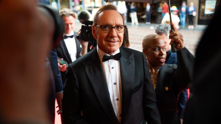Kevin Spacey dédicace le prix Achievement Lifetime Achievement à Val Kilmer; Jonathan Majors et Meagan Good également honorés au Gala Black-Tie Amsterdam