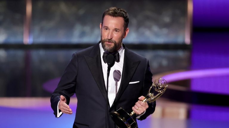 Noah Wyle porte des smoking fabriqués par la marque Scrubs à Emmys