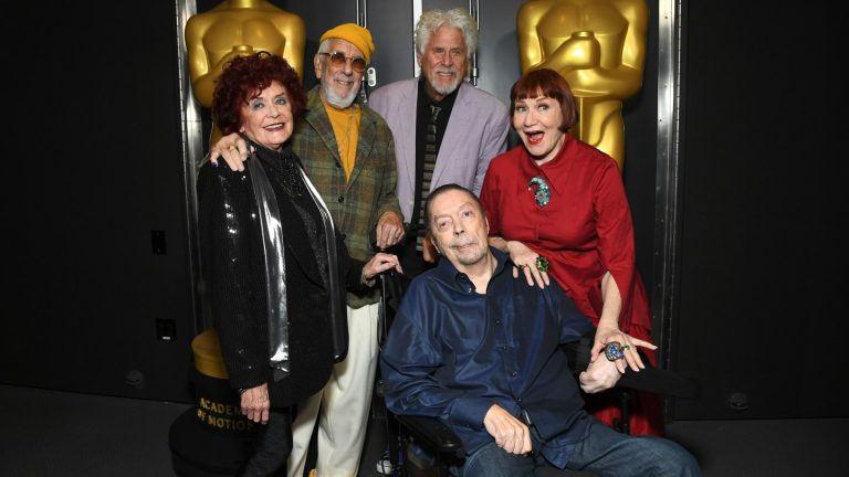 Tim Curry réfléchit sur 50 ans de «The Rocky Horror Picture Show»: «donne à quiconque la permission de se comporter aussi mal que ce qu’il le souhaite»