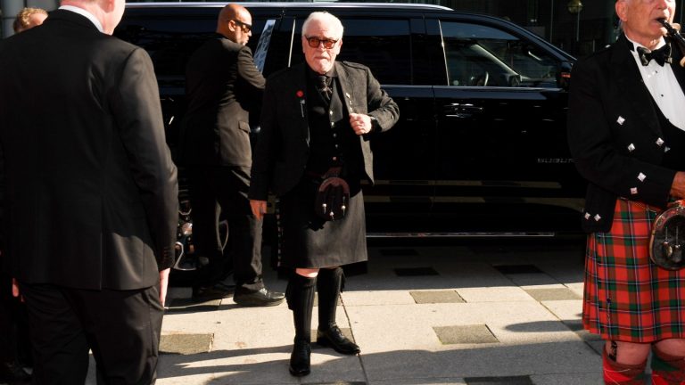 Brian Cox subit une erreur de garde-robe Kilt à Toronto Premiere: « Il est difficile de ne pas porter de calendrie »