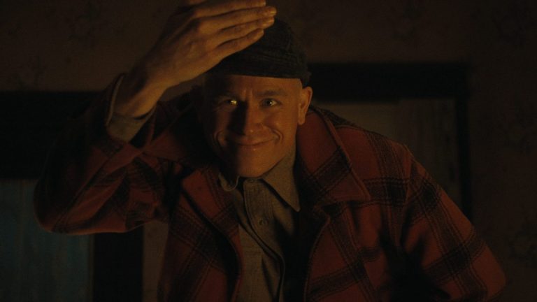 Charlie Hunnam va à part «  Monster  » dans la bande-annonce officielle obsédante de «The Ed Gein Story»