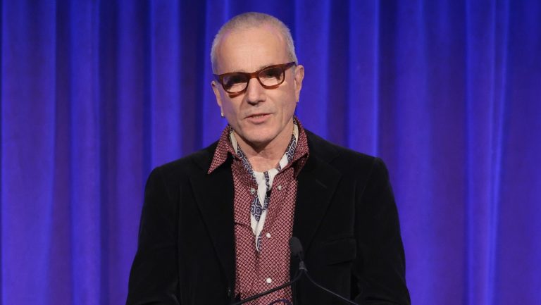 Daniel Day-Lewis dit qu’il aurait dû garder sa «bouche fermée» sur la retraite par intérim