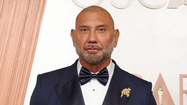 Dave Bautista ne «veut pas entendre des gens se plaindre, se plaindre, gémissant et gémissant» à propos de travailler sur des films