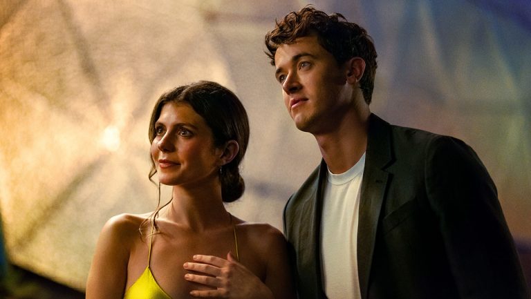 Emily Bader et Tom Blyth sont les meilleurs amis et les «compagnons de voyage platoniciens» dans la bande-annonce de Netflix «People We Retwning On Vacation»