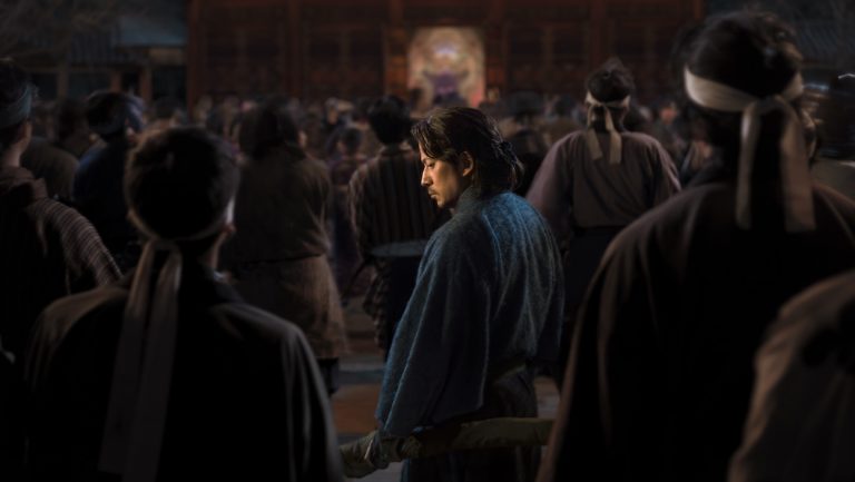 Le drame de survie Epic Netflix de Junichi Okada promet du sang, de l’honneur et du battage médiatique