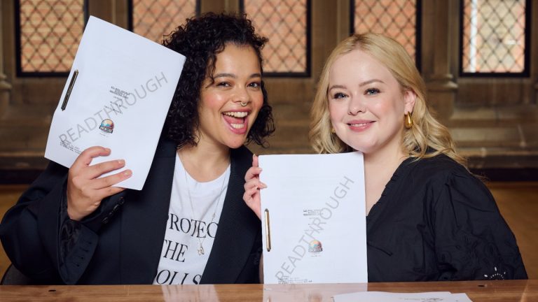 Nicola Coughlan et Lydia West lancent le tournage de la saison 2 de «  Big Mood  » de Channel 4 (exclusif)