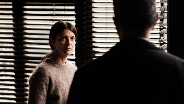 Revue ‘Elisa’: un drame criminel italien qui pose beaucoup de questions intrigantes mais fournit des réponses ennuyeuses