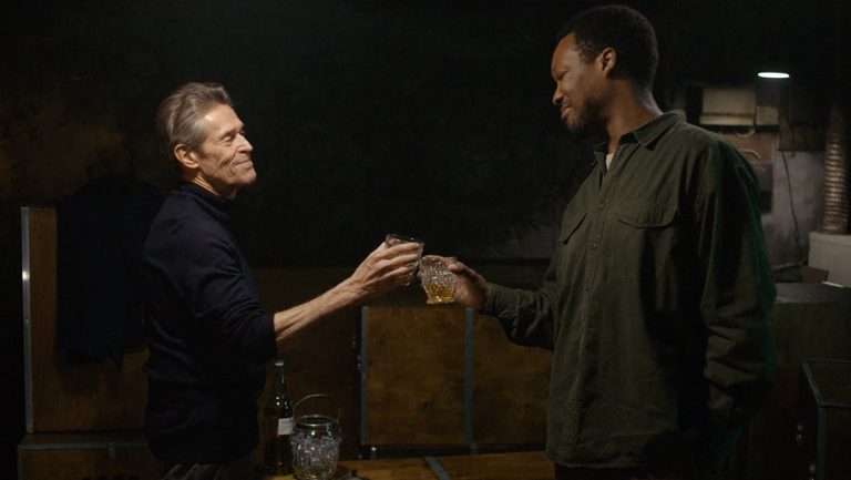 Revue «  L’homme dans mon sous-sol  »: Corey Hawkins et Willem Dafoe étoilent dans une adaptation de Walter Mosley qui oblige mais ne convainque pas