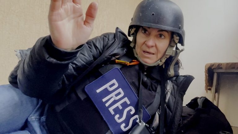 Revue «  Love + War  »: le photographe de conflit Lynsey Addario s’ouvre dans un document émotionnel de «Solo» Free Helmers