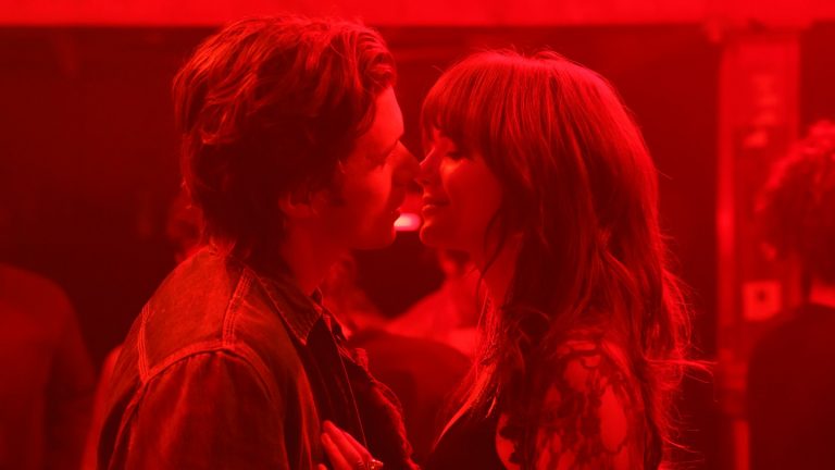 Revue de «  Charlie Harper  »: Nick Robinson et Emilia Jones Tournets Une romance voyante mais peu profonde