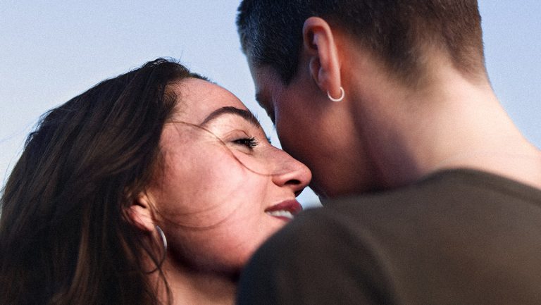 Revue de «Julian»: un couple lesbien prend un monde injuste dans un drame belge poignant de l’amour, de la perte et de la bravoure queer