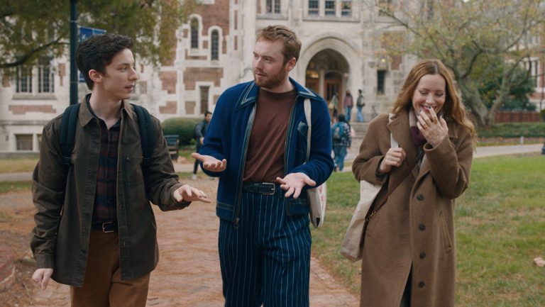 Revue de la «  licence poétique  »: les débuts de réalisateur de Maude Apatow sont une comédie de campus Bigh-cœur mais frustrant et sans but