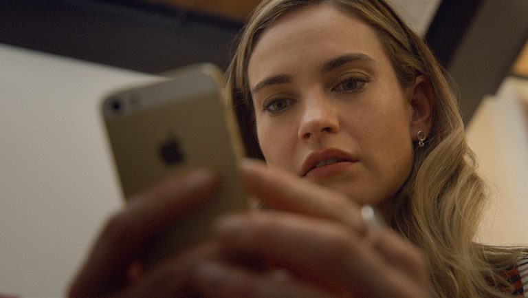 Revue ‘swiped’: Lily James dans le biopic non édifiant de Hulu d’un fondateur d’application de rencontres