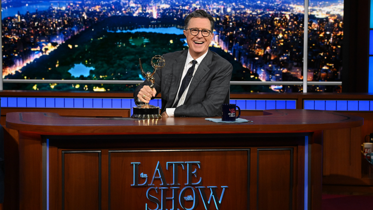 Stephen Colbert prend Jab sur le manque d’Emmys de Trump après la dernière victoire de la «dernière émission