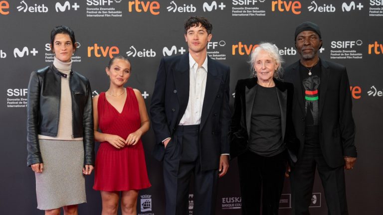Tom Blyth, Mia McKenna-Bruce rejoignent Claire Denis à San Sebastian pour la première européenne de «The Fence»