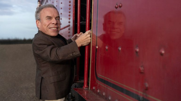 Warwick Davis reviendra en tant que professeur Filius Flitwick pour la série télévisée «  Harry Potter  » de HBO