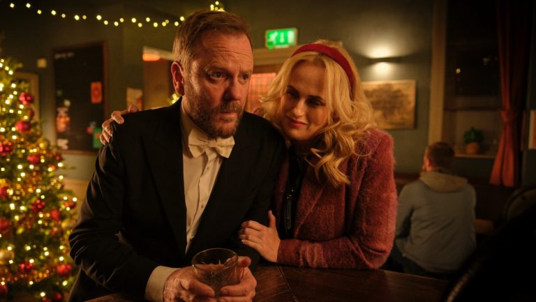 Kiefer Sutherland et la comédie des fêtes de Rebel Wilson « Tinsel Town » sortiront en novembre (exclusif)