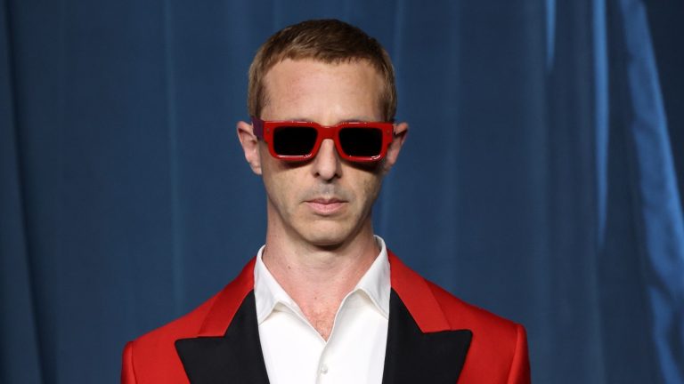 Jeremy Strong déclare que la version de Mark Zuckerberg par Jesse Eisenberg « n’a rien à voir avec ce que je vais faire » dans la suite de « Social Network »