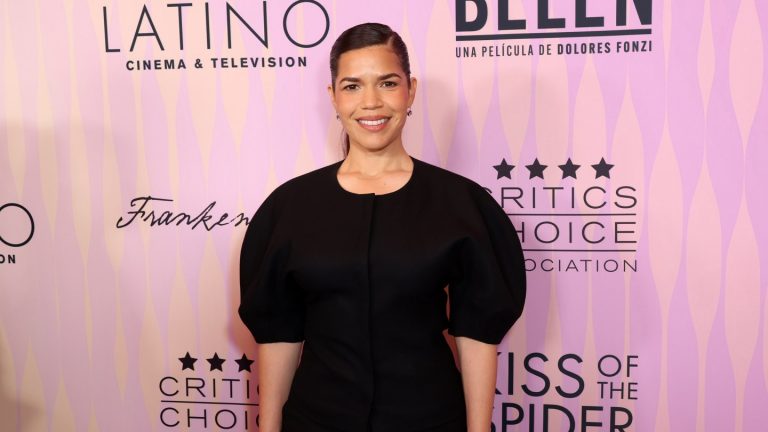 America Ferrera appelle Hollywood à « trouver notre courage » dans le moment politique actuel : « Soyez aussi courageux que les personnages que nous écrivons »