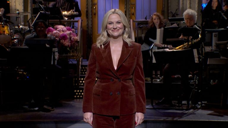 Amy Poehler critique l’actrice d’IA Tilly Norwood dans « Saturday Night Live » : « Vous ne pourrez jamais écrire une blague, espèce de robot stupide ! »